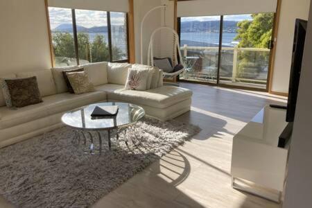 Spacious Modern Home Outstanding Views Sleeps 9 โฮบาร์ต ภายนอก รูปภาพ