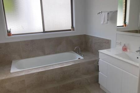 Spacious Modern Home Outstanding Views Sleeps 9 โฮบาร์ต ภายนอก รูปภาพ